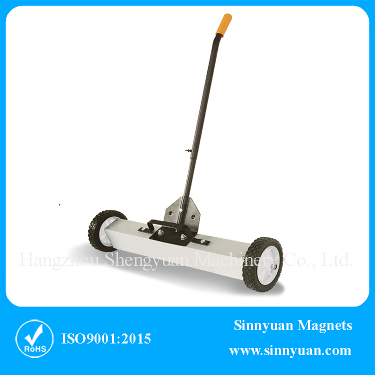 Magnetic floor sweeper with quick release_1