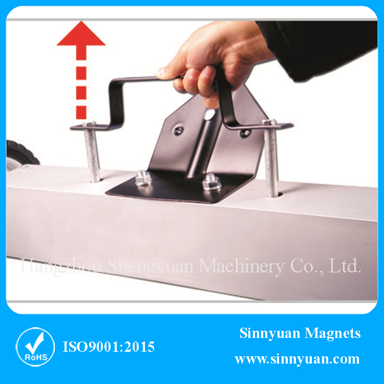 Magnetic floor sweeper with quick release_2